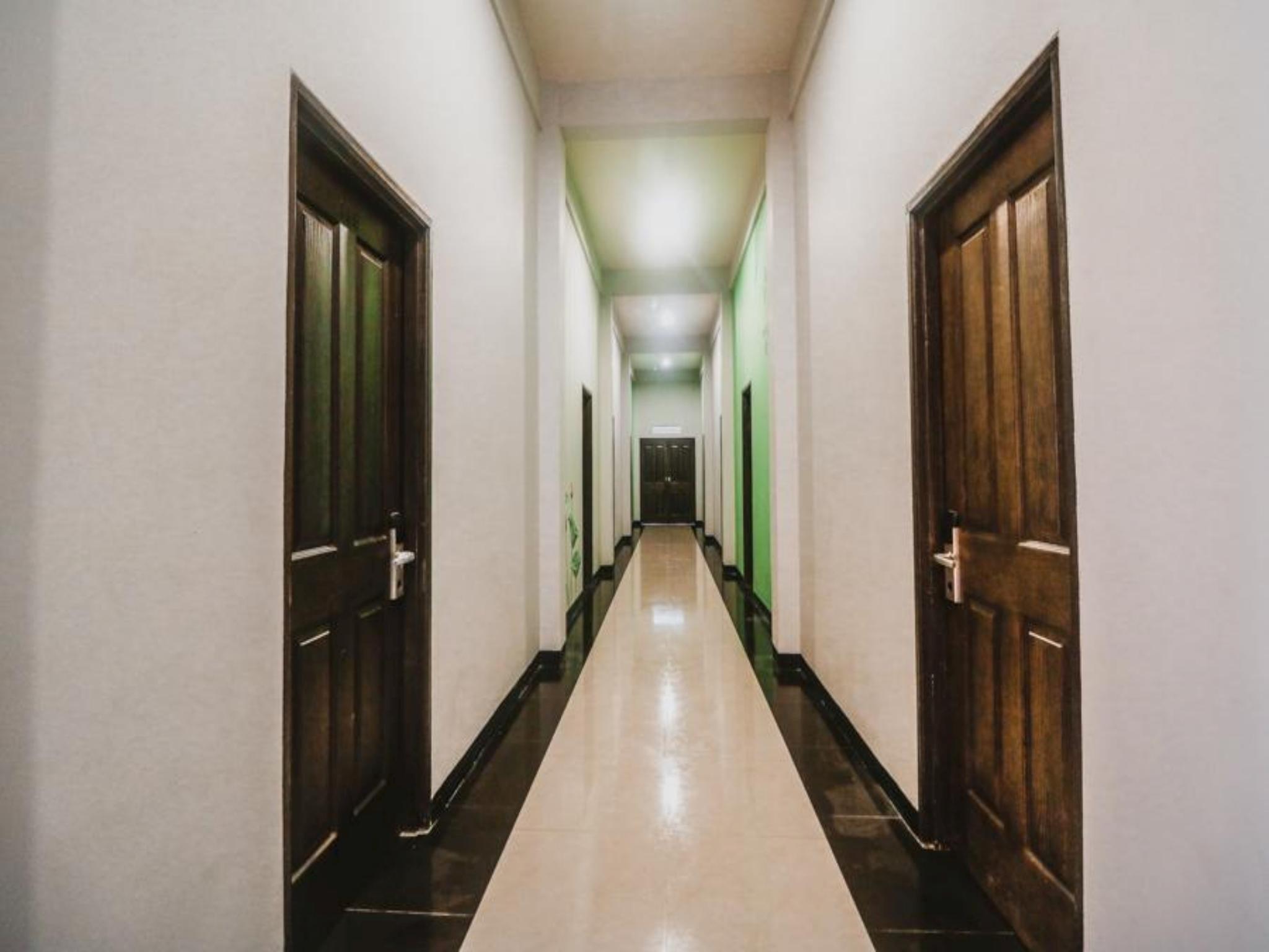 Reddoorz Plus Near Mall Slipi Jaya Джакарта Екстериор снимка